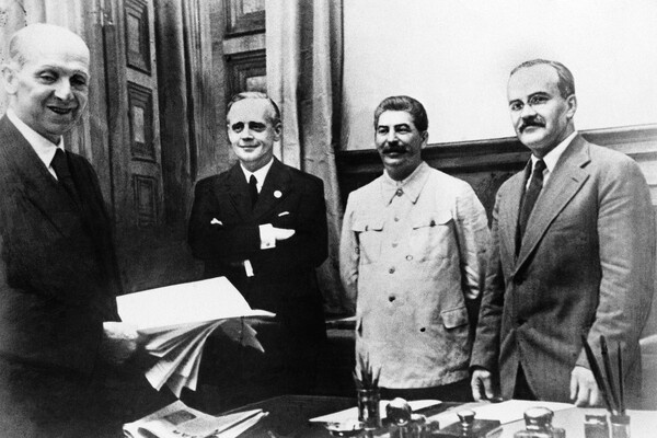 Вячеслав Молотов, Иосиф Сталин, Иоахим фон Риббентроп и Фридрих Гаус после подписания десятилетнего пакта о ненападении между нацистской Германией и Советским Союзом, 1939 год / AP   📷