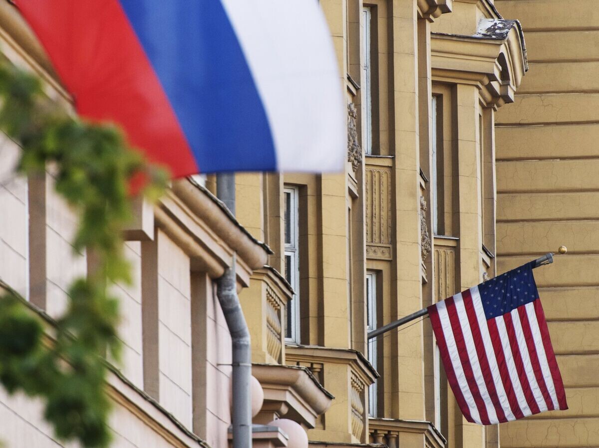    Флаги России и США на здании американского посольства в Москве© РИА Новости . Максим Блинов