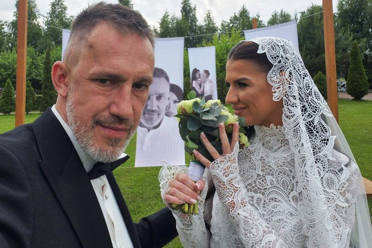     «Приворожила меня»: победитель реалити-шоу «Битва экстрасенсов» Максим Левин женился на 30-летней девушке