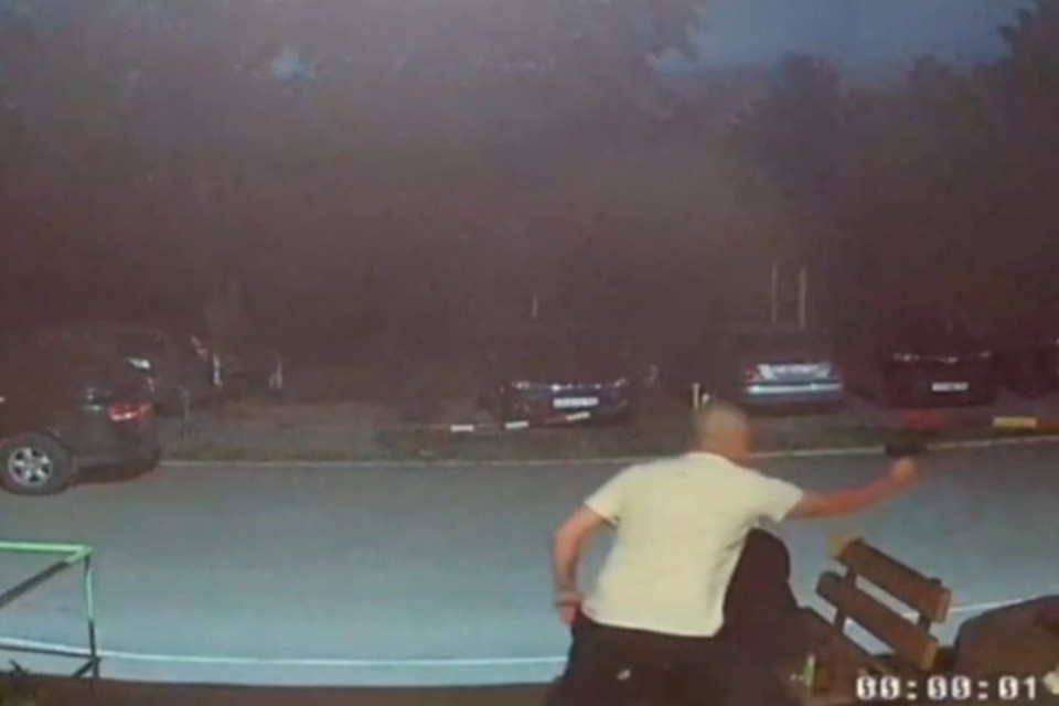    Мужчина начал стрелять по проезжавшему автомобилю. Фото: Кадр из видео "У нас на Шлюзе"
