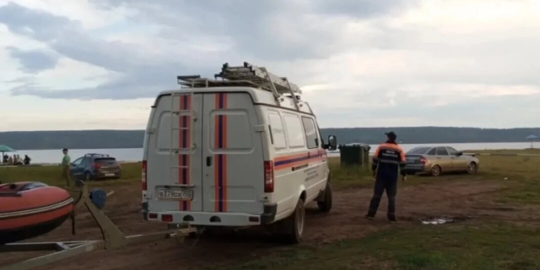 Мужчина и двое детей на сапборде потерялись на озере в Башкирии