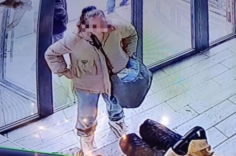 Один из младенцев лежал без движения, его лицо было в крови. Второго малыша позже увезли в реанимацию с тяжелой черепно-мозговой травмой.  
 
 Следствие установило, что мать систематически избивала детей, не кормила их и оставляла без присмотра. В день трагедии она напилась, жестоко избила обоих сыновей, а затем положила их в переноски и отправилась в магазин, будто ничего не произошло.  
 
 Одного ребенка спасти не удалось. Второй выжил чудом. Суд приговорил женщину к 18 годам колонии.Пожалуй, нет преступления страшнее, чем убийство собственного ребенка. За последние годы Ростовскую область потрясла серия чудовищных историй, где матери-палачи жестоко и хладнокровно избавлялись от собственных детей. Одна утопила малыша в ведре, другая превратила тело ребенка в фарш, третья спокойно закапала младенце во дворе собственного дома. 
 
 Мы собрали самые громкие и леденящие кровь случаи.  
 
 Осенью 2024 года Таганрог потрясла история, от которой содрогнулся весь регион. В магазин «Дары Моря» вошла сильно пьяная женщина с коляской, где лежали два шестимесячных близнеца. Очевидцы вспоминали: женщина едва держалась на ногах, говорила невнятно и искала зарядку для телефона. Через несколько минут продавцы услышали страшные крики. К коляске подбежал мужчина — муж женщины. Заглянув внутрь, он закричал:  
 
 «Что ты, дура, сделала? Он же мертв».📷
