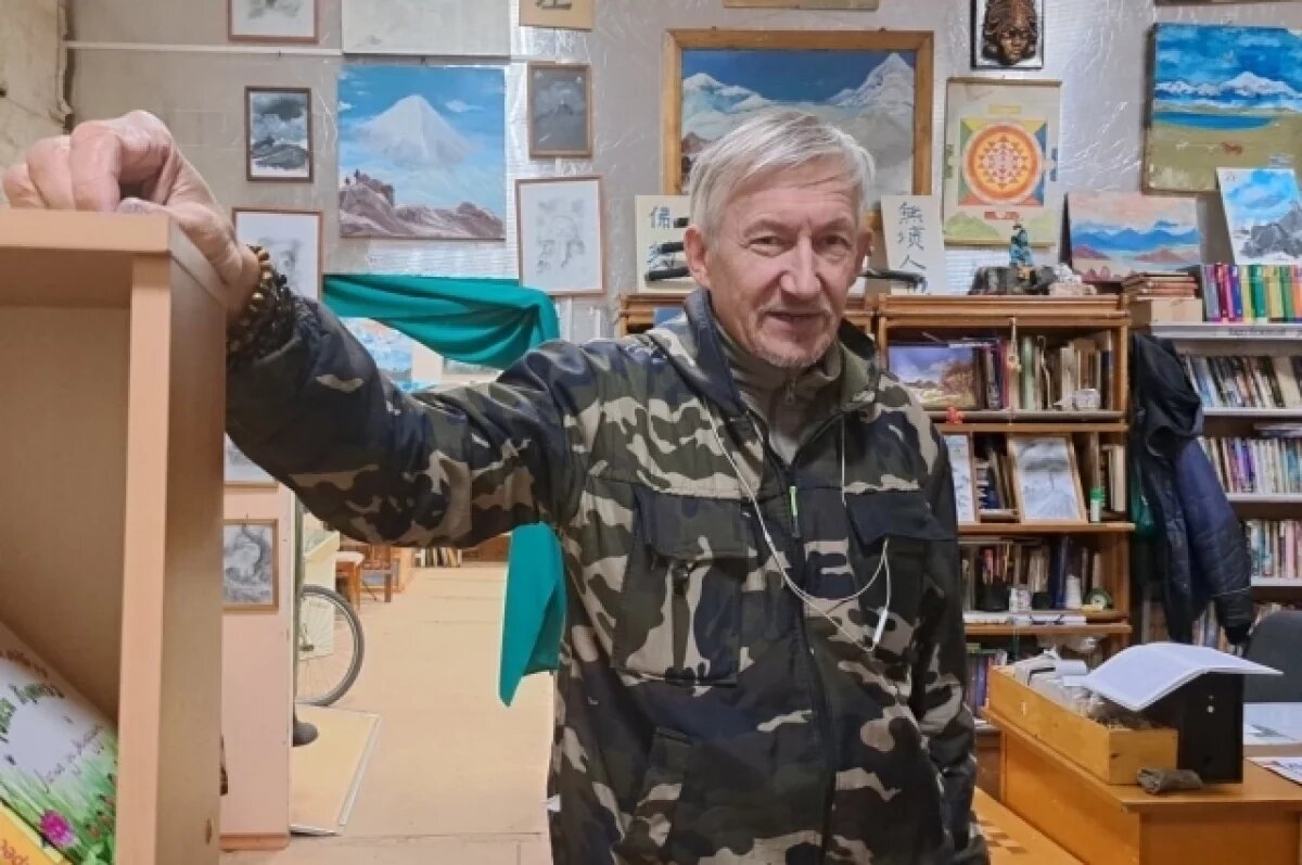    Алексей Панфилов рисует контактной грифельной щёткой — деталью с графитовым стержнем, какие ставят в пылесосы, кофемолки и электродрели.