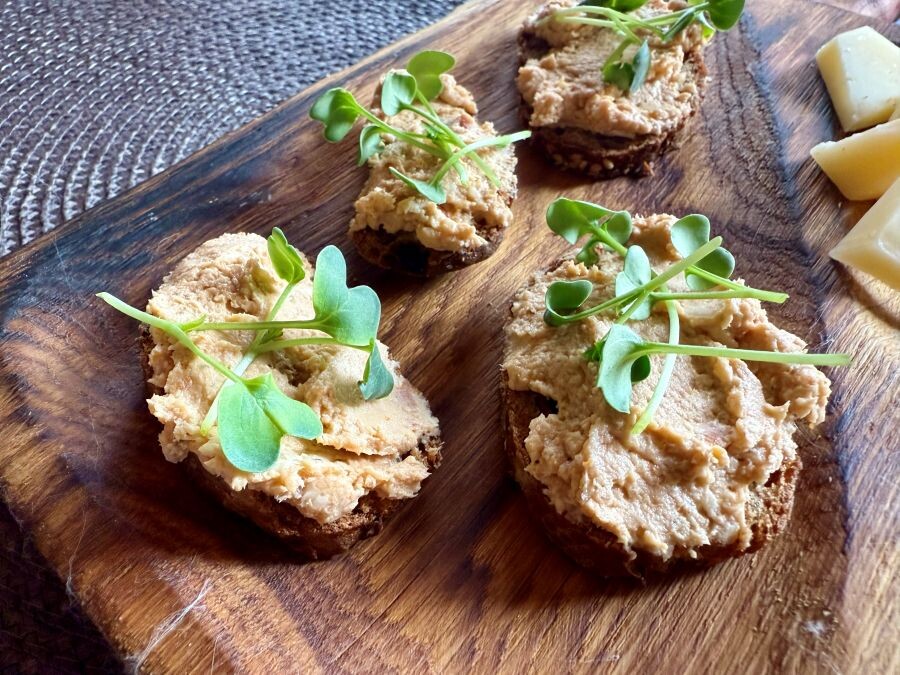 паштет из отварной куриной грудки с вялеными томатами и каперсами - отличная белковая заготовка для завтраков и закусок