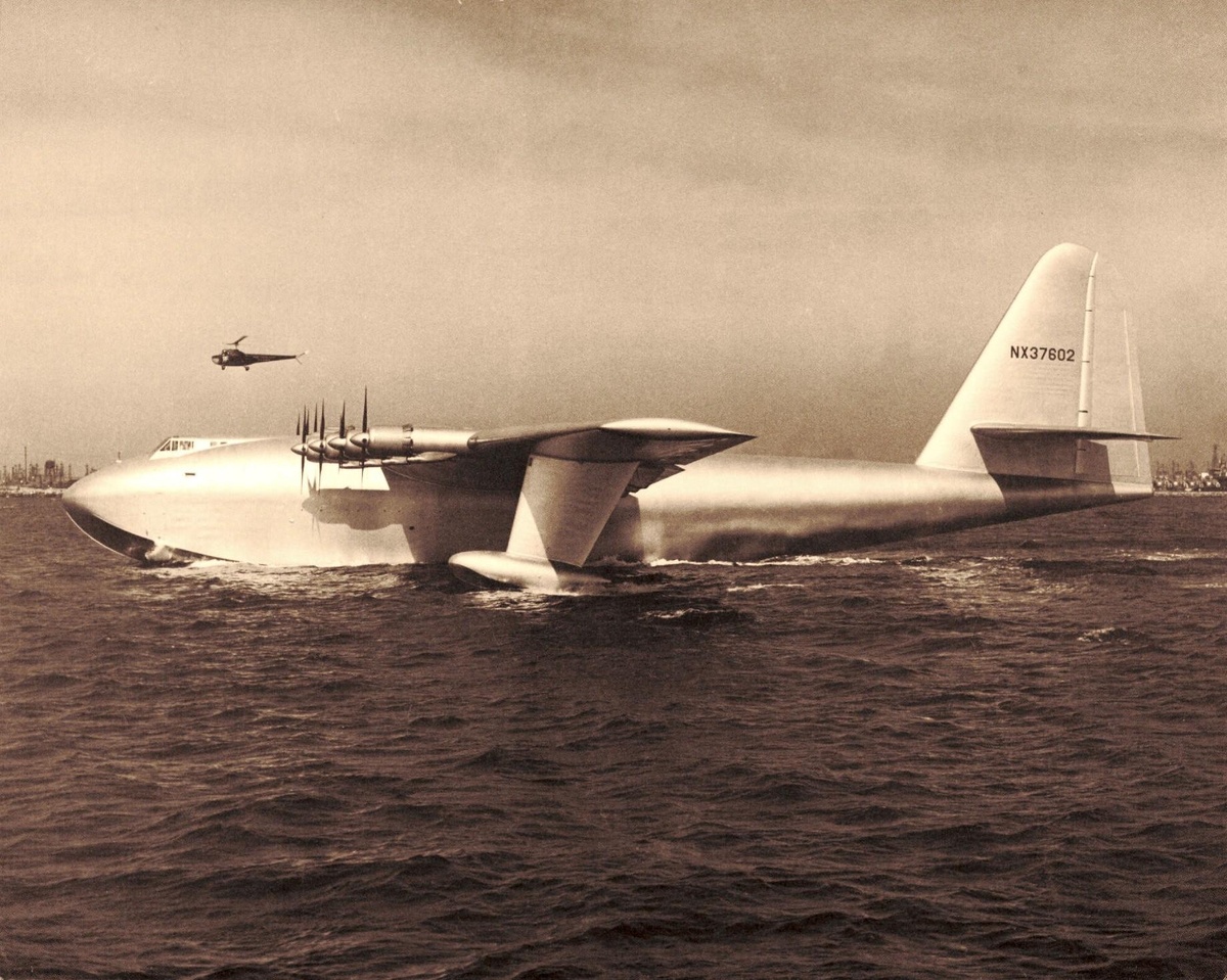     Hughes H-4 Hercules во время испытаний на воде у Лонг-Бич, где 2 ноября 1947 года он совершил свой единственный полёт.