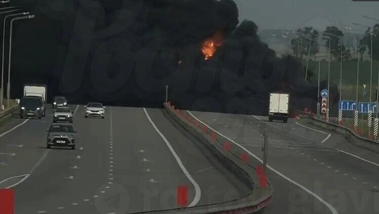    В Ростовской области легковой автомобиль вспыхнул при столкновении с грузовиком   «Ростов главный» / телеграм-канал «Ростов главный»