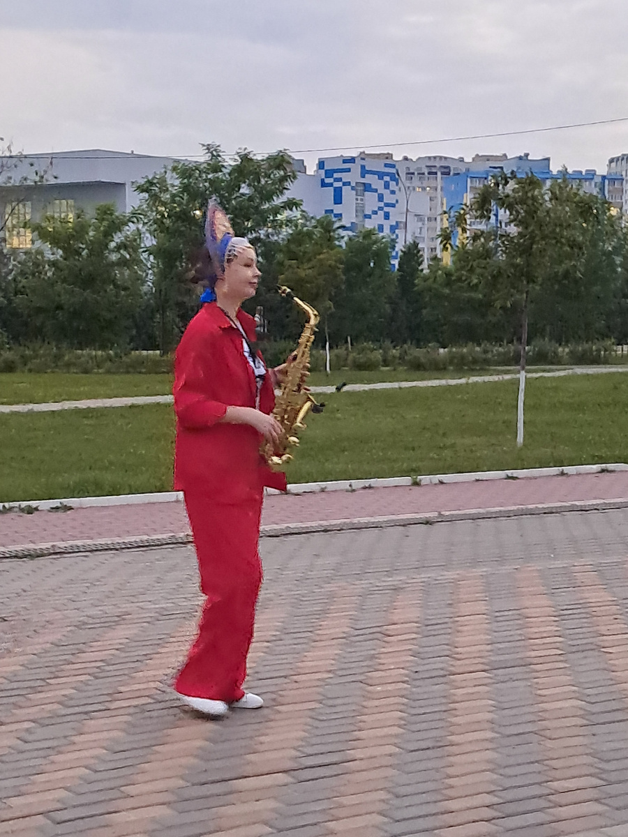 Русская красавица, и саксафон.