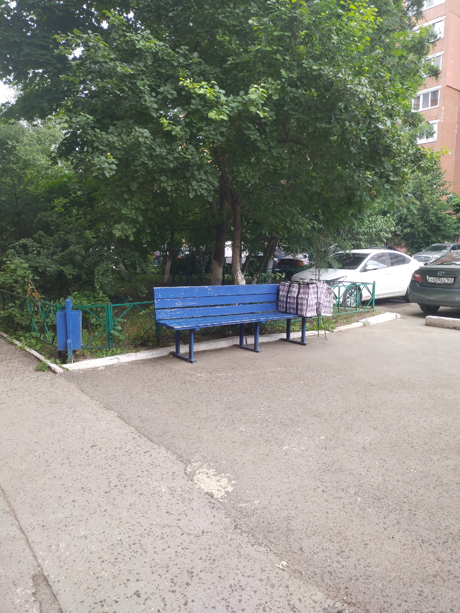 А на асфальте - крапинки дождя. Да-да, начался, как мы вышли!