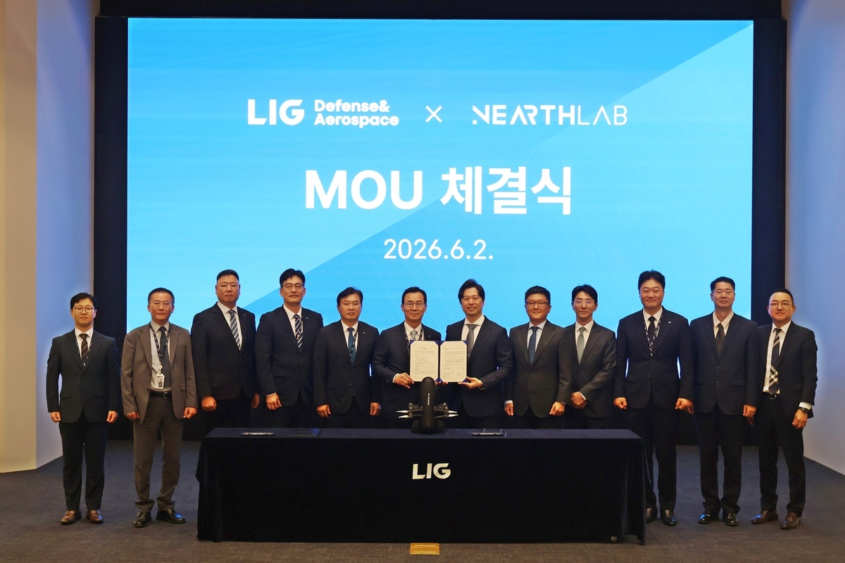 Руководители LIG D&A и Nearthlab фотографируются на память после подписания меморандума о взаимопонимании (MOU) [Фото предоставлено LIG D&A]
