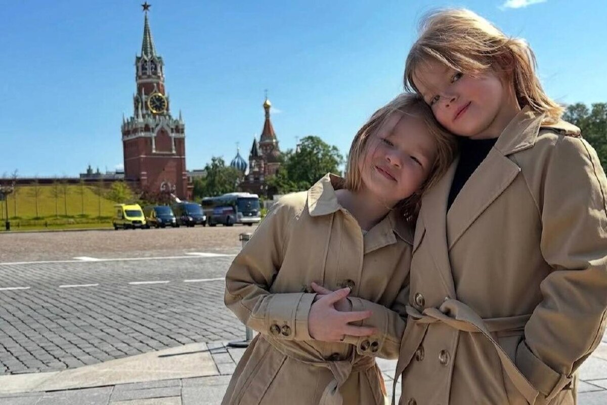    Младшие дочери Константина Эрнста. соцсети