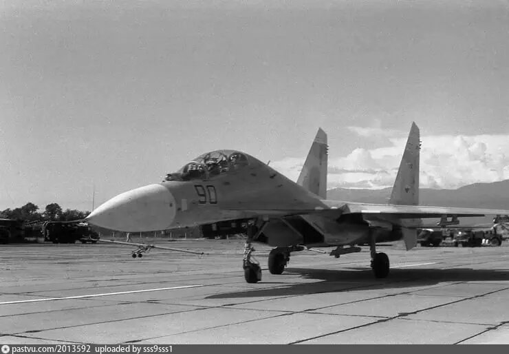 Су-27 на лётном поле аэродрома Бамбора (Гудаута) // Источник: pastvu.com