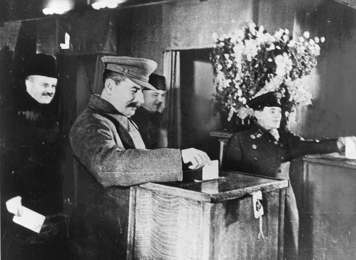 Сталин, Молотов, Ворошилов и Ежов на выборах в Верховный Совет 1937 года. фото из ria.ru