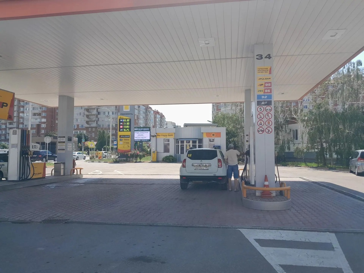 заправки пустые, никаких очередей нет, бензин 92 есть