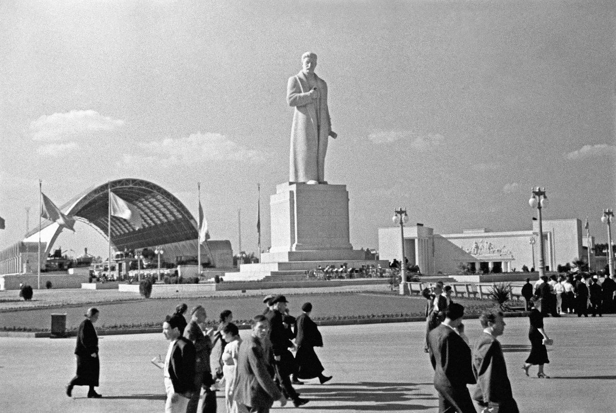 Скульптура И.В. Сталина на площади Механизации ВСХВ (Всесоюзная сельскохозяйственная выставка), создана в 1938-1939 годах по проекту архитектора И.Г. Таранова и скульптора С.Д. Меркурова. Москва, 1939 год. Фото А. Гаранина