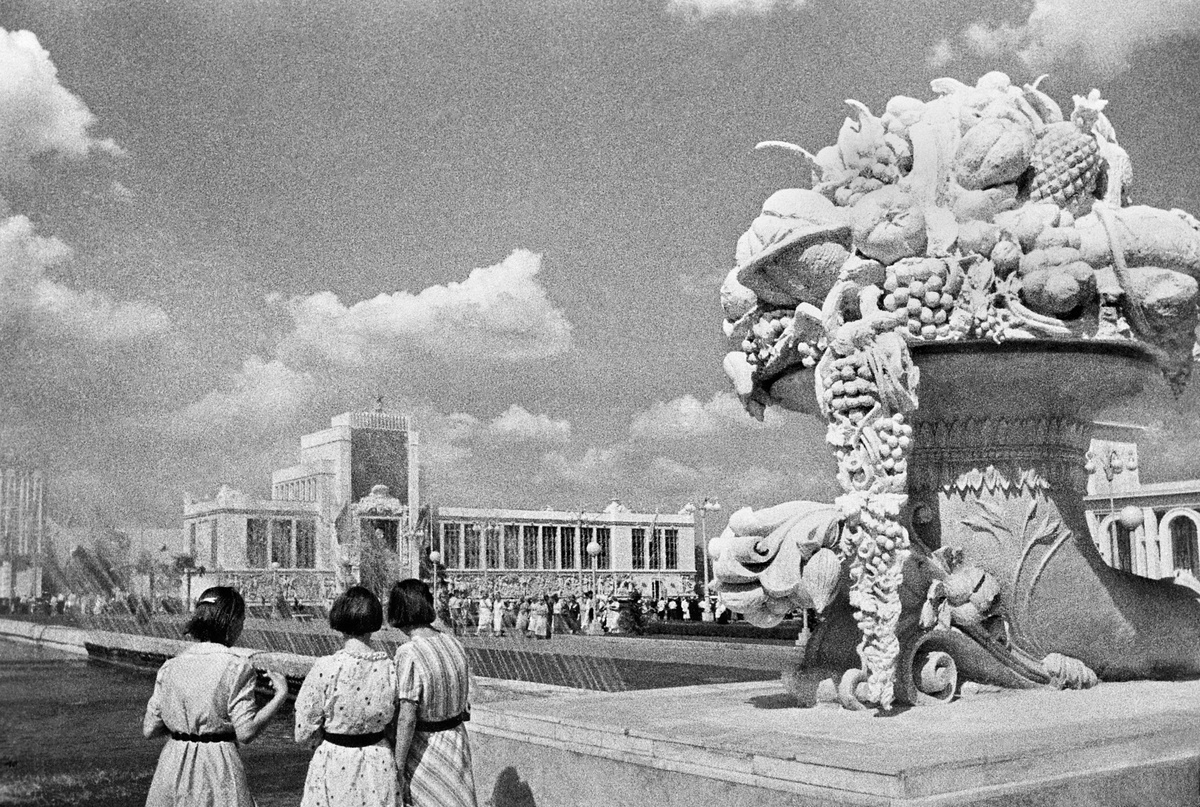 Фонтан «Рог изобилия» на территории ВСХВ. Москва, 1939 год. Фото А. Гаранина