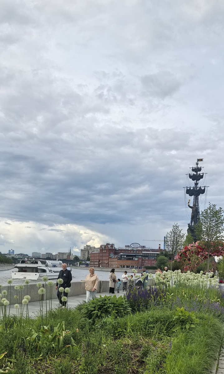 Москва. Возвращаясь из Третьяковской галереи по Крымской набережной.