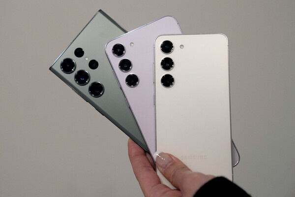 Galaxy S23 Ultra, S23 Plus и S23 / Jeff Chiu/AP   📷