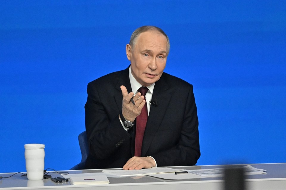    Бойцы группировки «Днепр» также подарили президенту РФ батальонные флаги Владимир ВЕЛЕНГУРИН