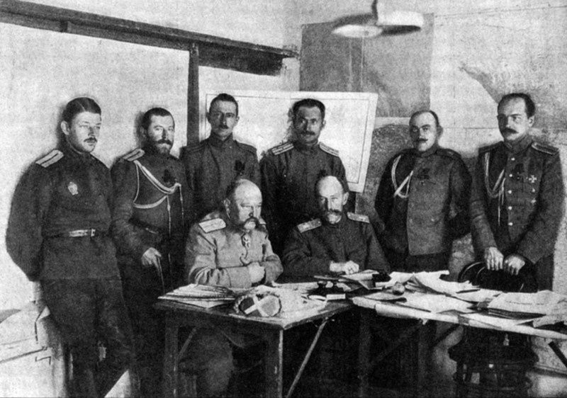 Генерал Юденич с чинами своего штаба.