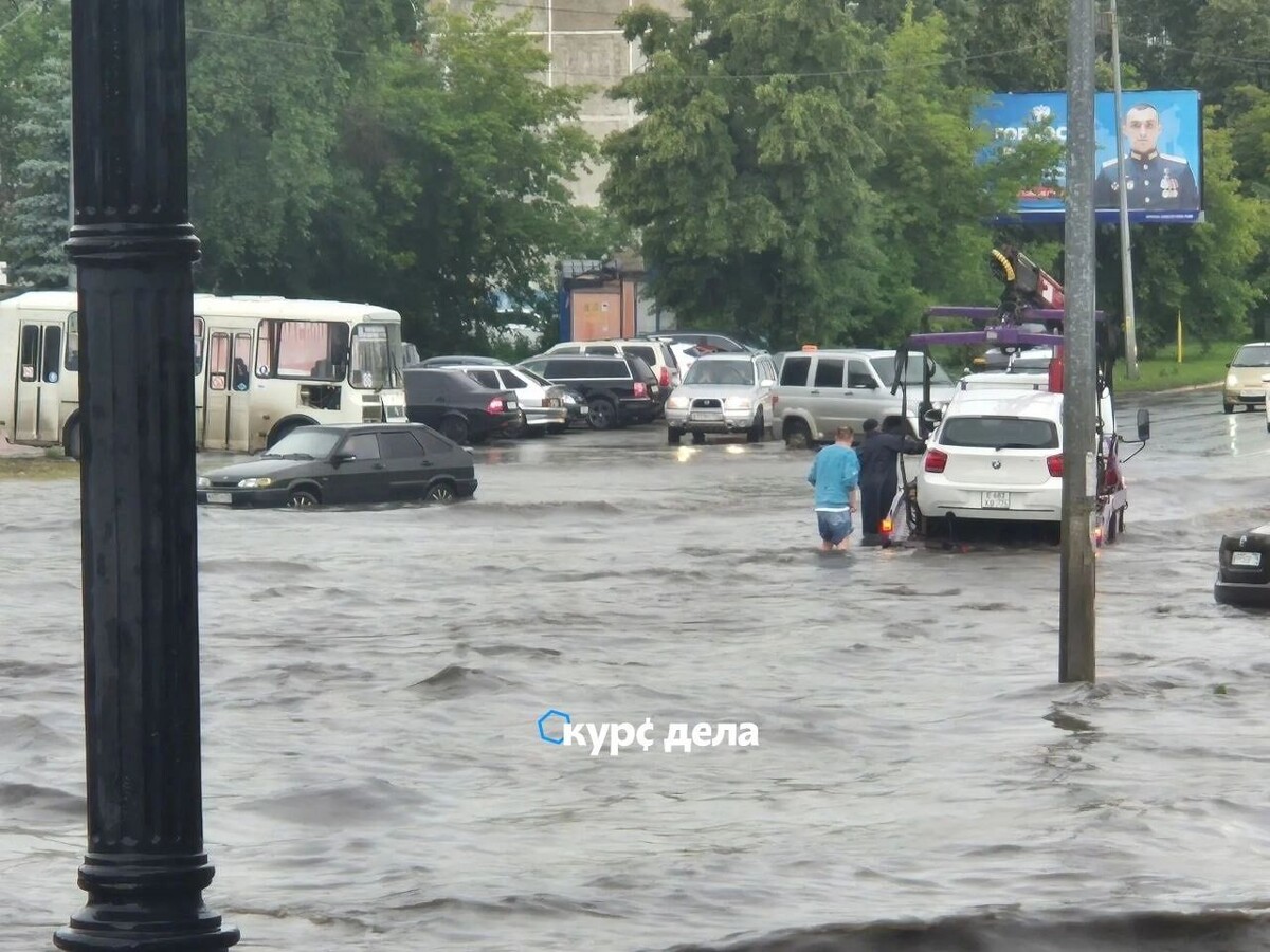    Потоп на улице Молодогвардейцев в Челябинске   kursdela.biz