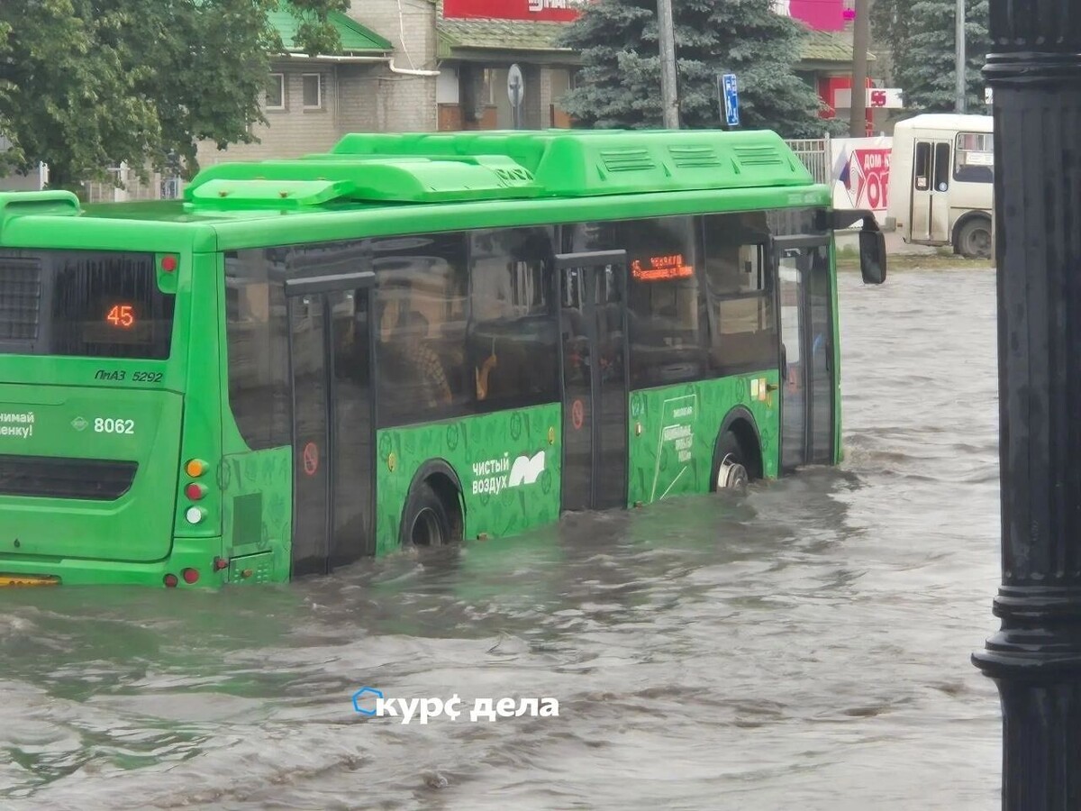    Потоп на улице Молодогвардейцев в Челябинске   kursdela.biz