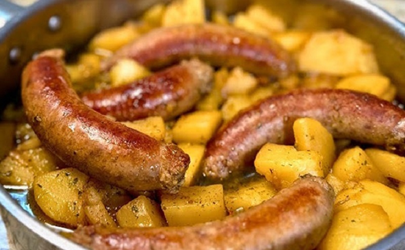 Картофель с купатами и овощами — сытное блюдо для занятых  