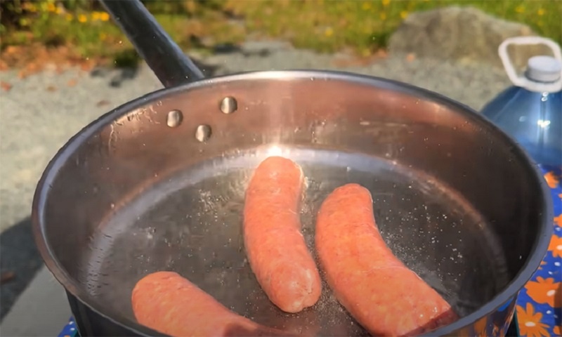 Картофель с купатами и овощами — сытное блюдо для занятых  