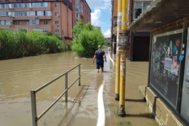 В трёх районах Кубани откачивают воду с подтопленных территорий  📷
