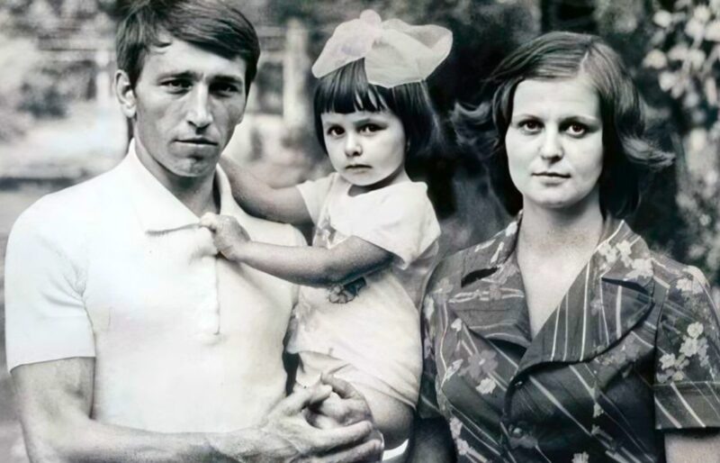    Татьяна Навка в детстве с родителями.