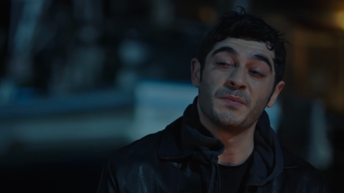 Кадр из сериала "Совершенно другой" (реж. Неслихан Эшилюрт, 2023-2024)