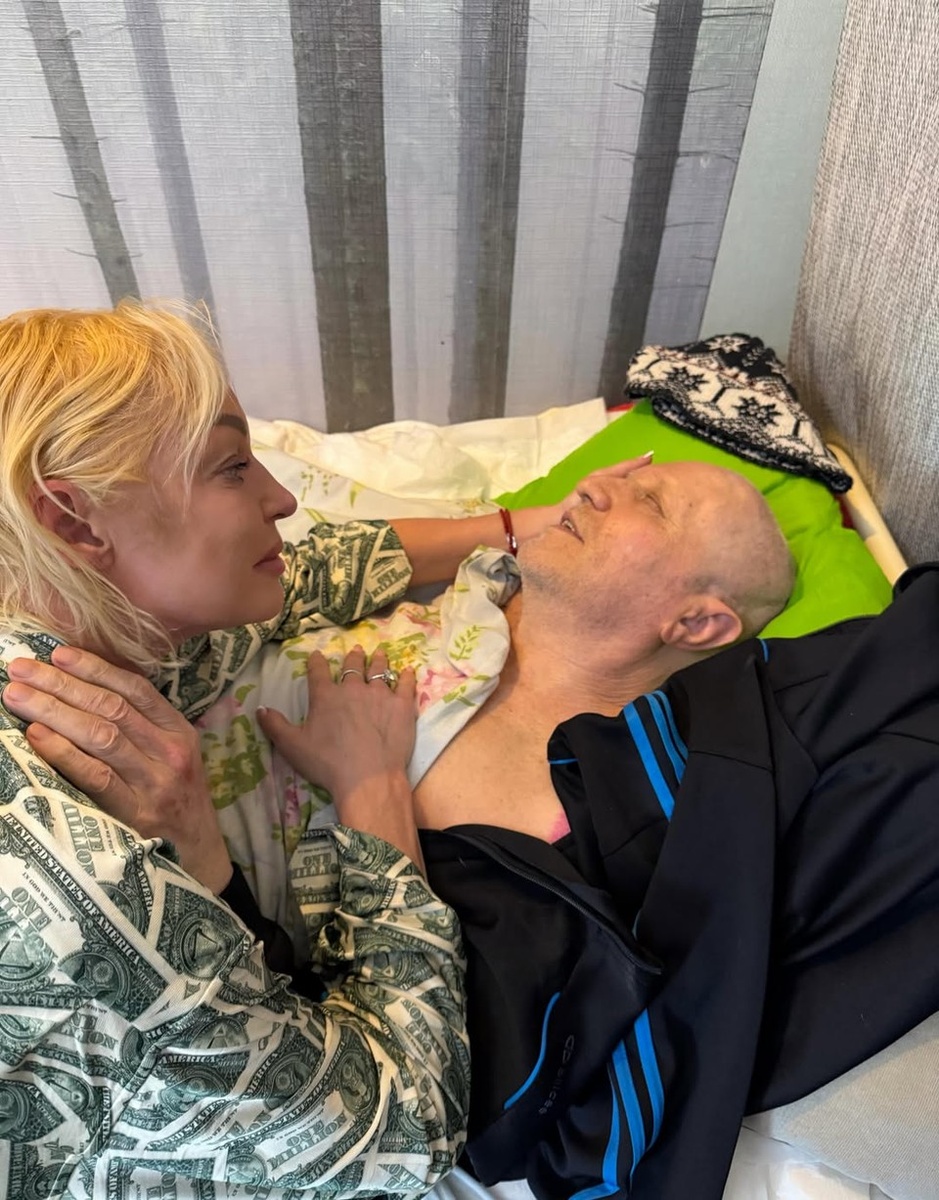    Балерина опубликовала фото с прикованным к кровати отцом. Фото: соцсети Анастасии Волочковой