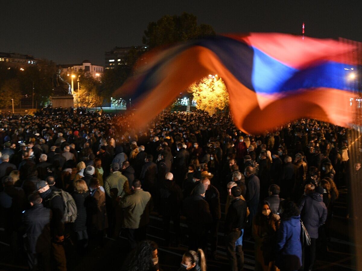    Участники митинга оппозиции на Площади Свободы в Ереване© РИА Новости . Максим Блинов