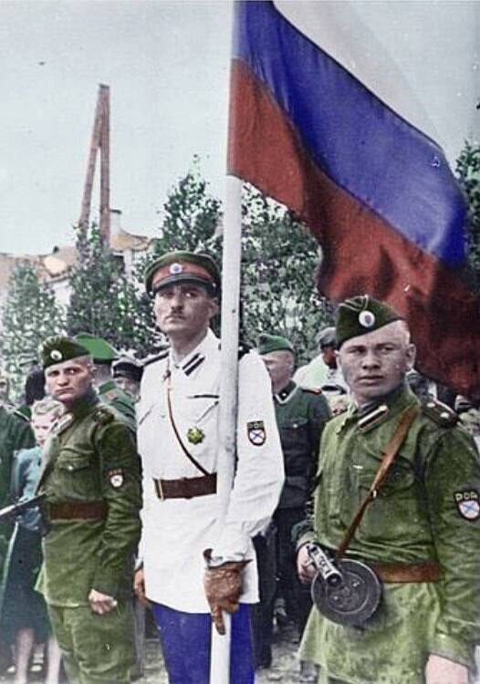 Власовцы на параде в Пскове, 1943 год.