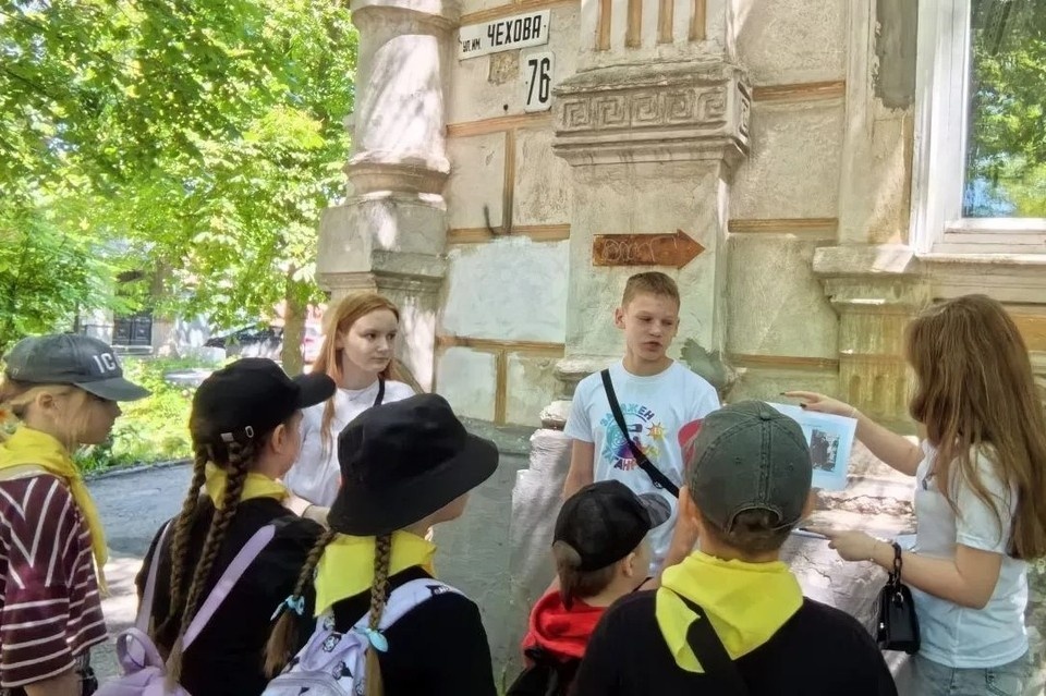    В Таганроге школьники стали гидами и проводят экскурсии для туристов. Фото: Управление информационной политики Правительства Ростовской области.