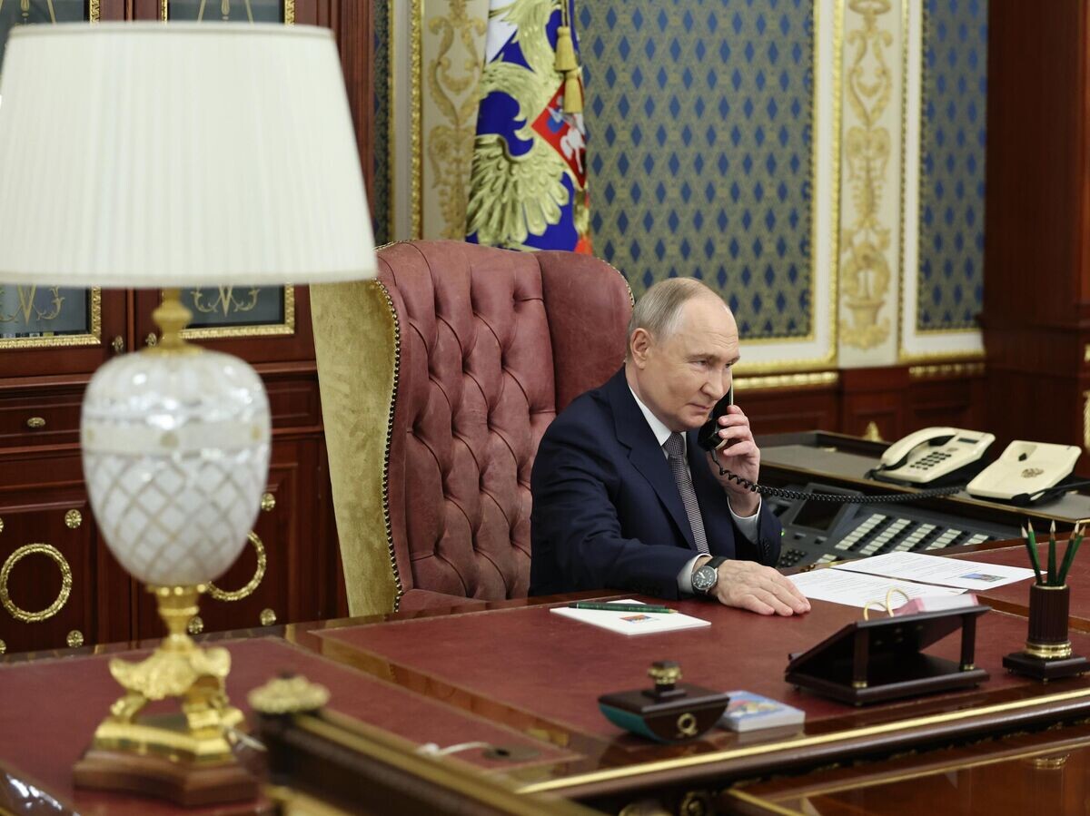    Президент РФ Владимир Путин общается по телефону с девочкой из Белгородской области Маргаритой Руцинской | © РИА Новости / POOL
