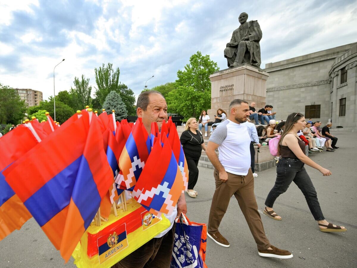    Продажа армянских флагов в Ереване в преддверии Парламентских выборов | © РИА Новости / Юрий Кочетков