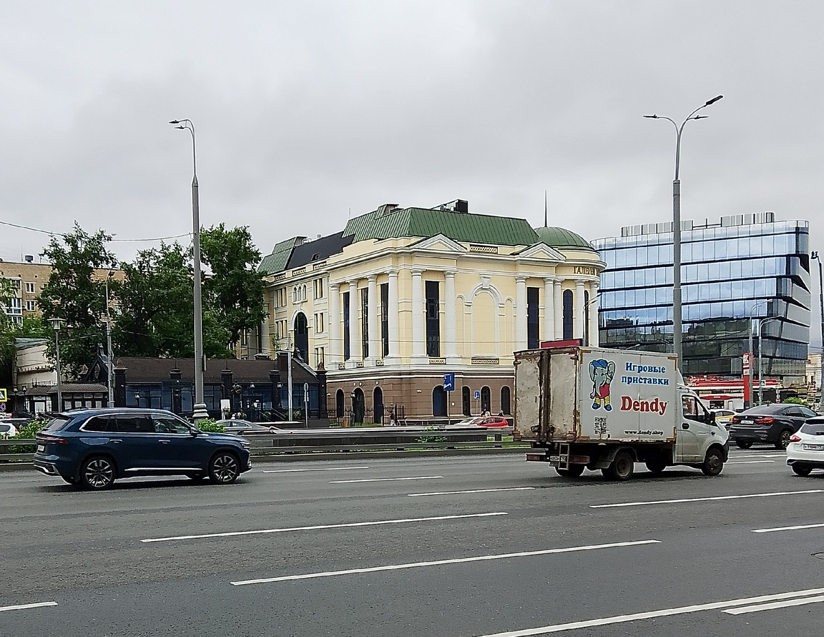 Вид на галерею с ТТК. 