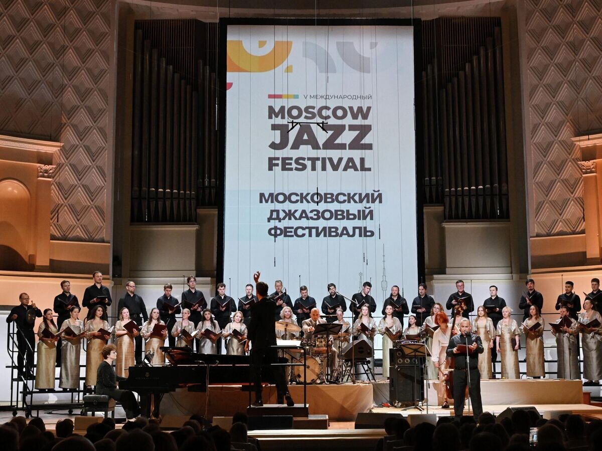    Московский государственный академический камерный хор (Минин хор) выступает на закрытии Пятого международного Московского джазового фестиваля в концертном зале им. П.И. Чайковского в Москве | © РИА Новости / Кирилл Каллиников