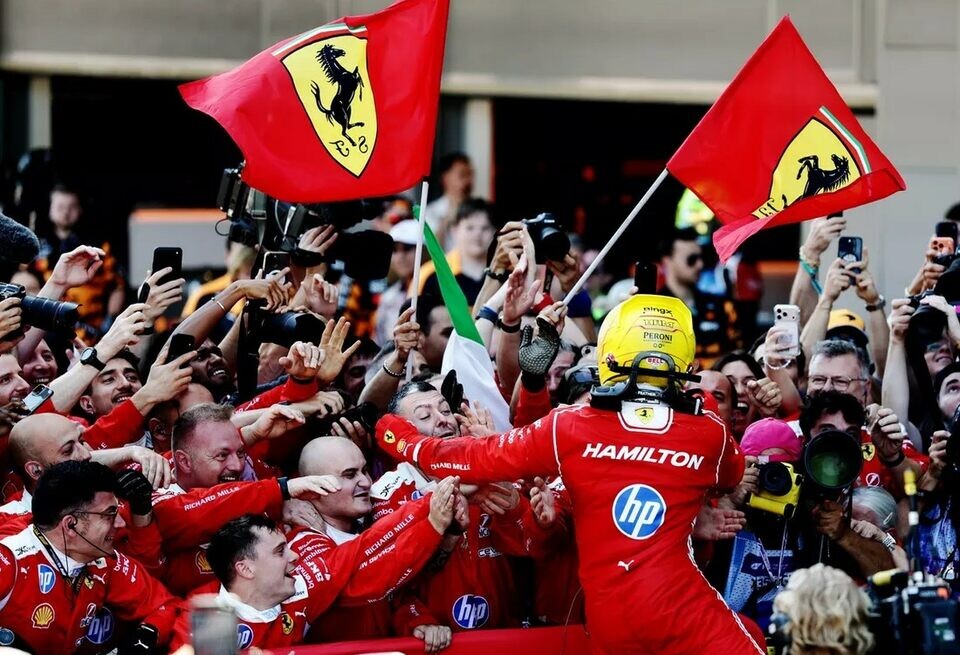    FIA нагрянула в боксы Ferrari с проверкой после победы Льюиса ХэмилтонаСоцсети
