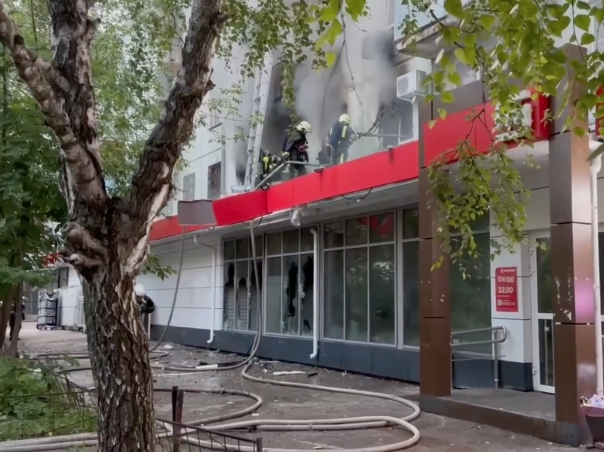    Сотрудники МЧС ликвидируют пожар в жилом доме в Самаре. 14 июня 2026 | © МЧС Самарской области/MAX