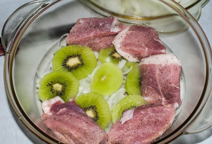 Киви и лук сделают мясо мягче. / Фото: povar.ru
