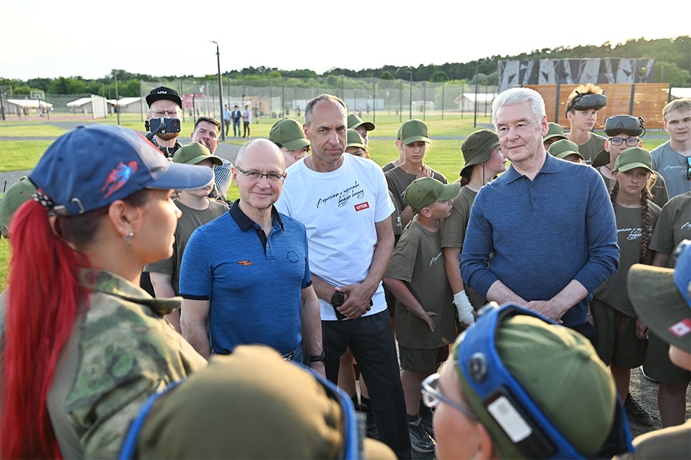    Сергей Кириенко и Сергей Собянин узнали о впечатлениях от отдыха у самих школьников. / Владимир Новиков / Пресс-служба мэра и правительства Москвы / Агентство "Москва"