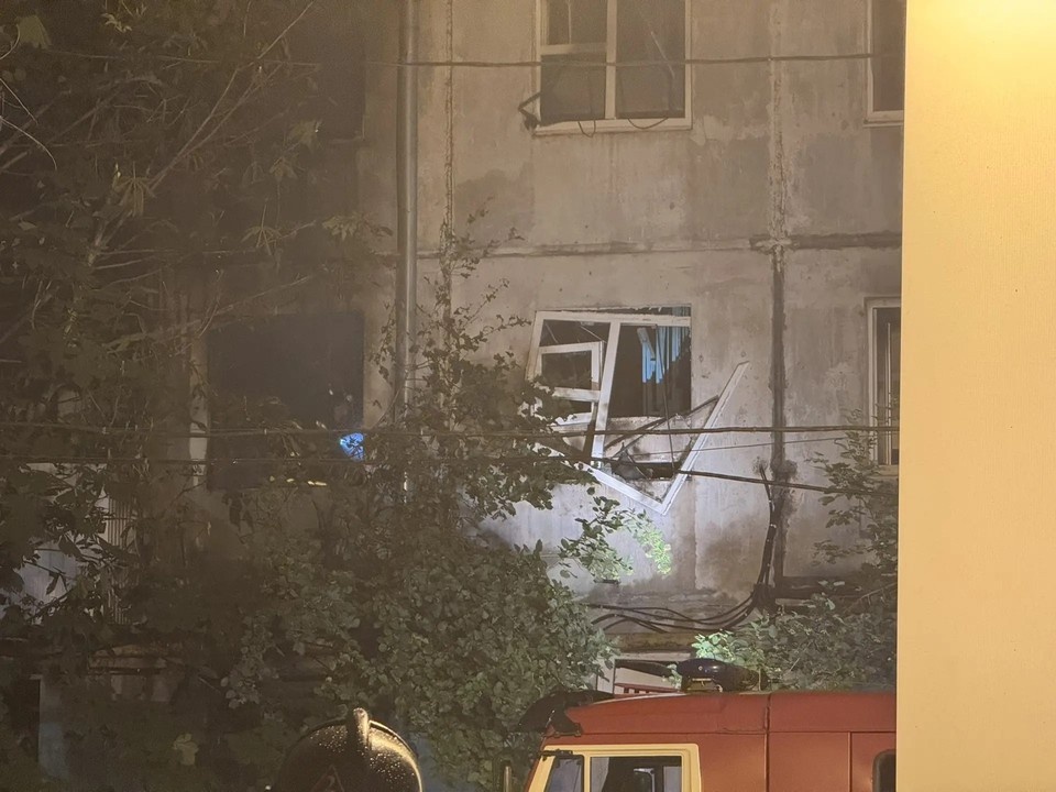    В нескольких квартирах выбило окна из-за хлопка бытового газа. Анастасия СЕМДЯНОВА