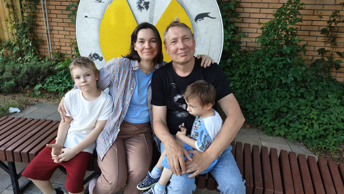 Арсений никак не хотел смотреть в кадр
