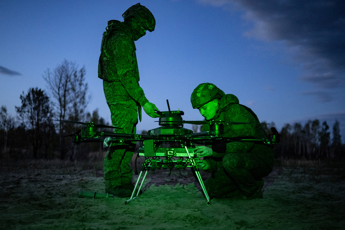     Боевая работа военнослужащих мотострелкового батальона 59-го танкового полка группировки войск «Запад» на трофейном тяжёлом БПЛА «Вампир» на Краснолиманском направлении СВО / РИА Новости / Сергей Бобылев