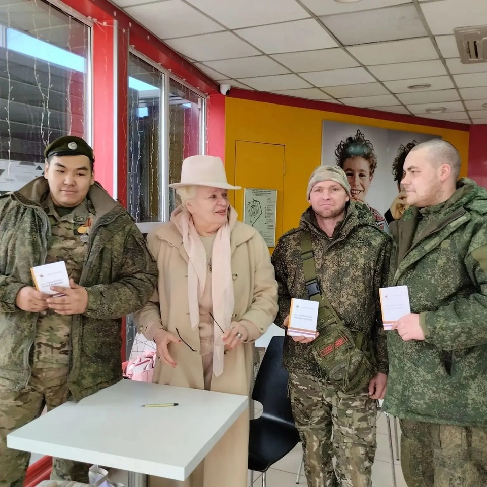    Первые экземпляры книги Галина Боженко передала бойцам вместе с гуманитарной помощью, доставленной автопробегом «Путь к победе. Владивосток-Донецк, 2026». Фото: Архив Галины Боженко