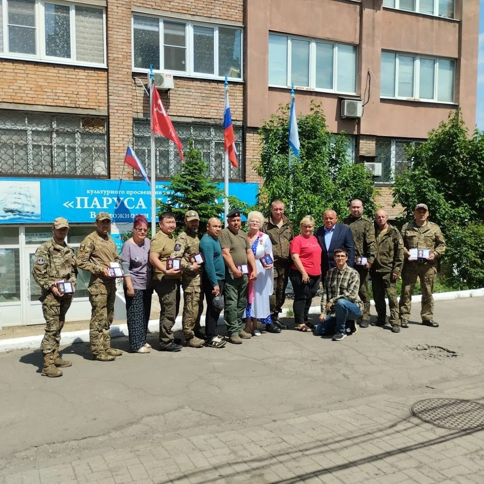    Первые экземпляры книги Галина Боженко передала бойцам вместе с гуманитарной помощью, доставленной автопробегом «Путь к победе. Владивосток-Донецк, 2026». Фото: Архив Галины Боженко