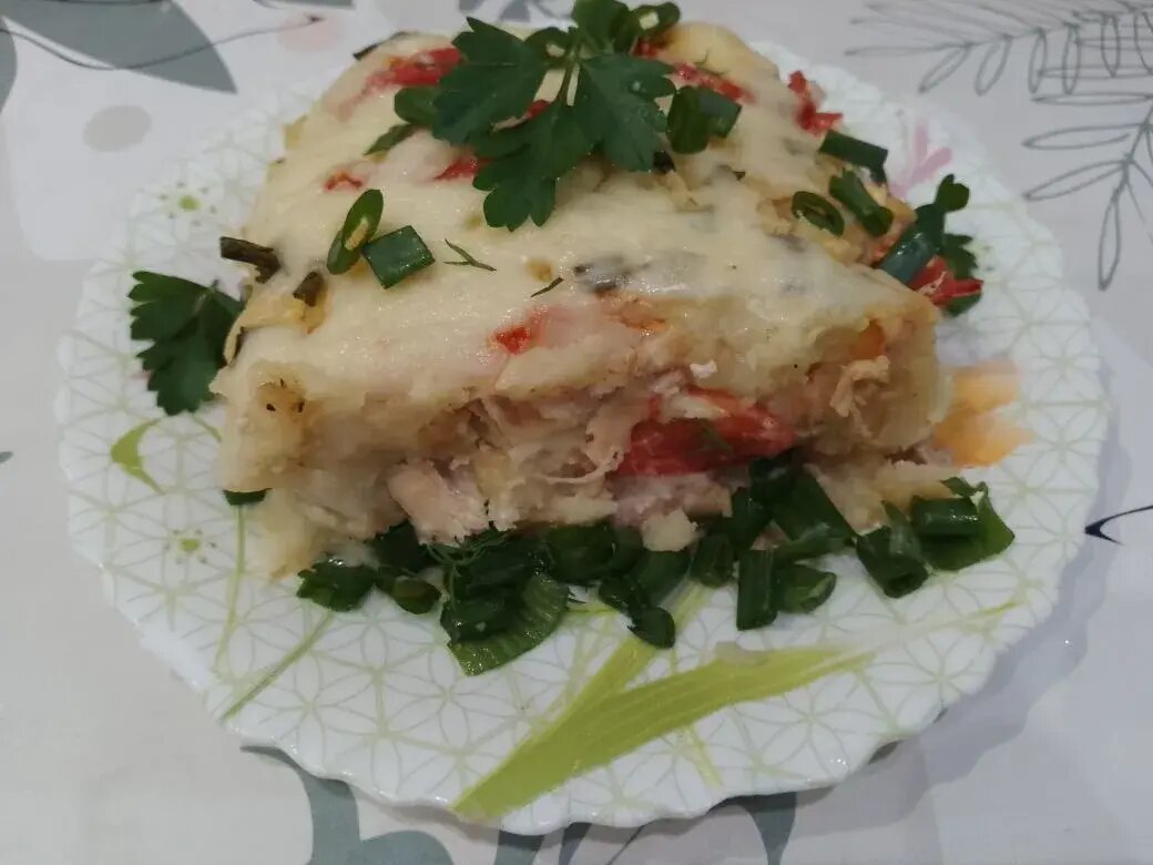 Картоельная запеканка из пюре, мяса, сыра и помидоров.