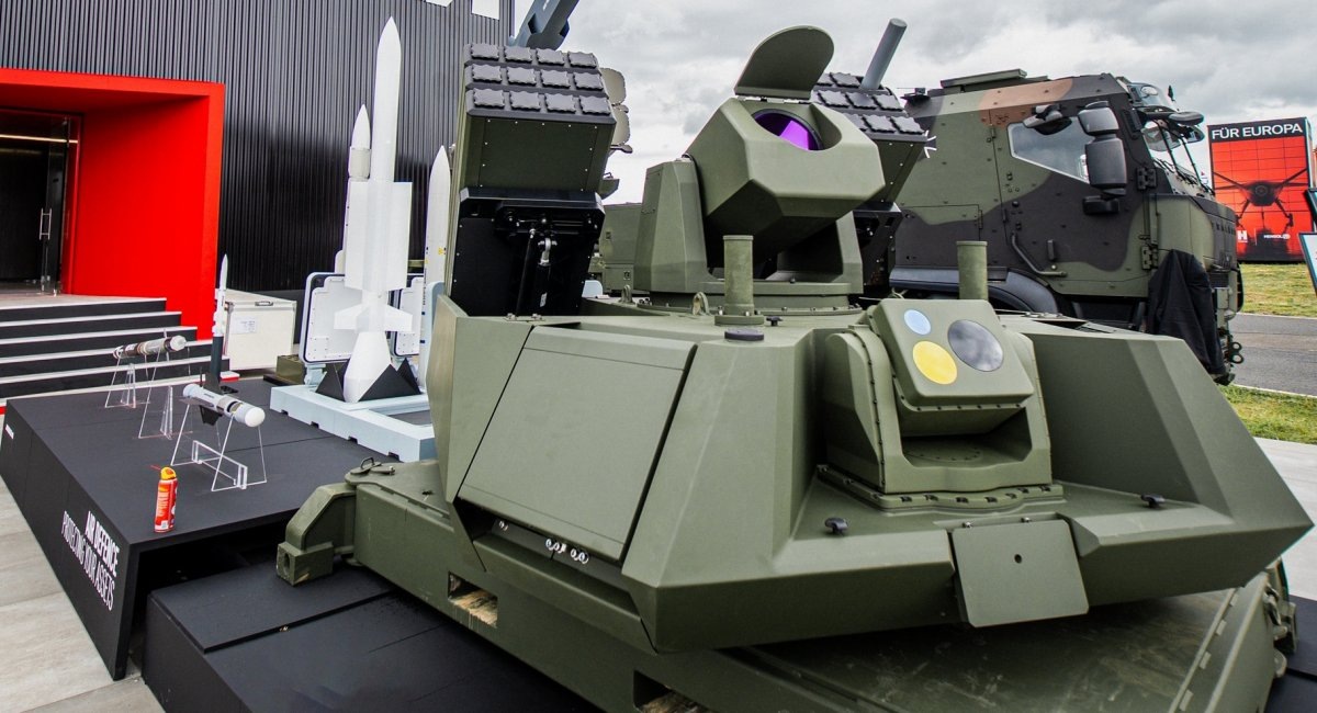 Европейский концерн MBDA показала DEFENDAIR-DEWS-L: лазер и 24 перехватчика в одном модуле — новая эра антидроновой ПВО в Европе. Фото: MBDA