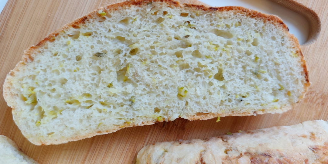 Кабачковый хлеб с оливковым маслом и тимьяном